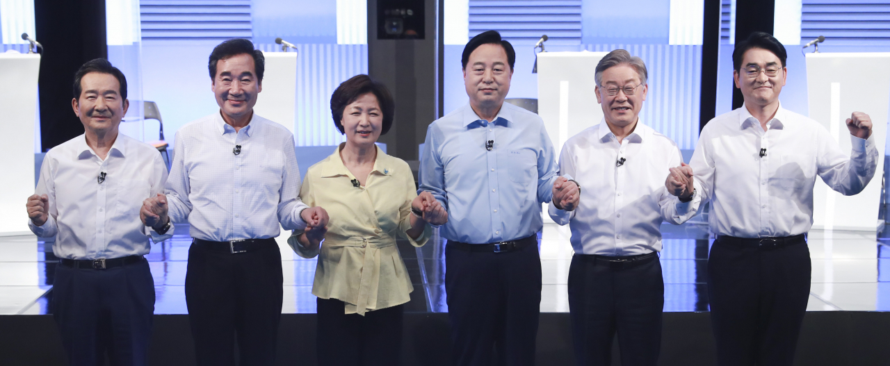 지난 4일 오후 서울 마포구 상암동 YTN미디어센터에서 열린 더불어민주당 대선 예비후보 토론회를 앞두고 정세균(왼쪽부터), 이낙연, 추미애, 김두관, 이재명, 박용진 후보가 기념촬영을 하고 있다. [연합]
