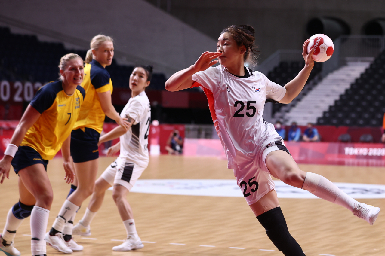 4일 일본 요요기 국립경기장에서 열린 도쿄올림픽 여자 핸드볼 8강 스웨덴전서 정유라가 슛을 하고 있다. 연합뉴스