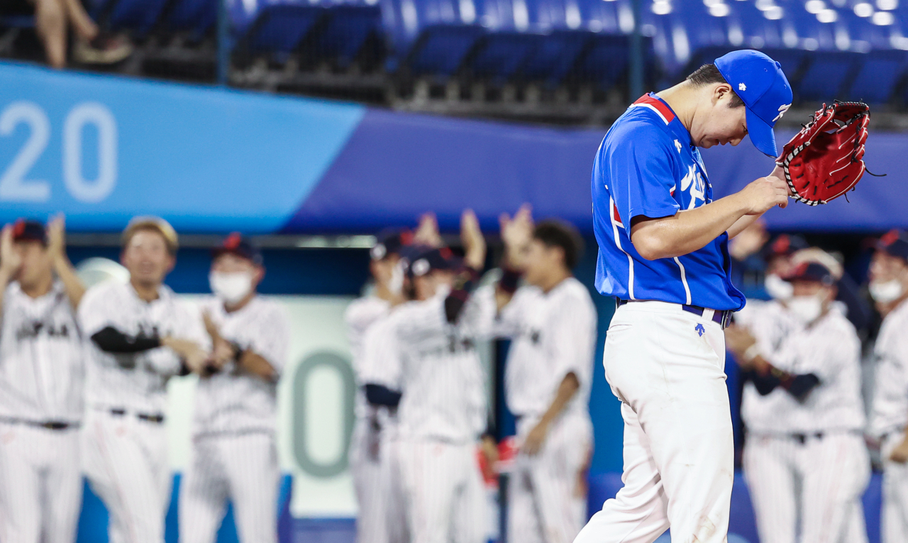 4일 일본 요코하마 스타디움에서 열린 도쿄올림픽 야구 준결승전 한국과 일본의 경기. 8회말 2사 만루 상황에서 일본에 3점을 허용한 한국 투수 고우석이 어두운 표정으로 마운드로 돌아가고 있다. [연합]