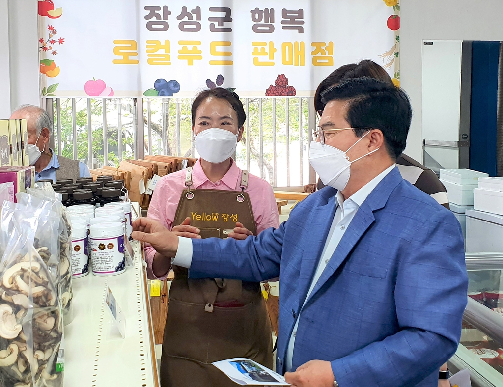 호남고속도로 백양사 휴게소의 장성 농산물 판매장 행복 장터[장성군 제공]