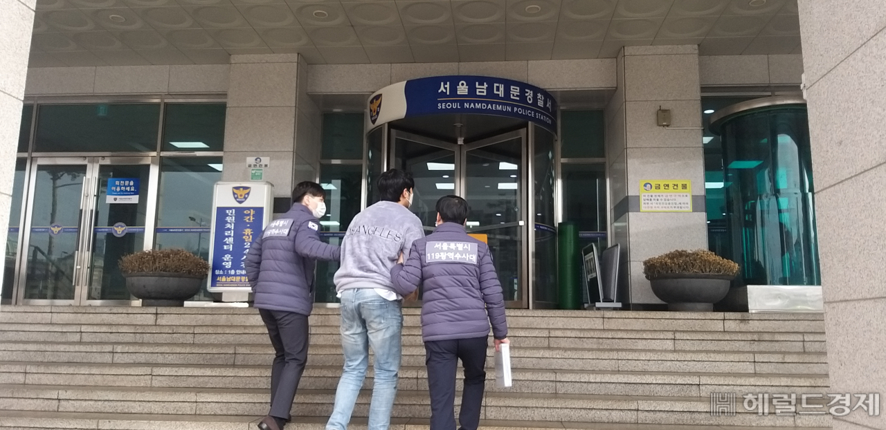 소방방해 활동을 방해한 혐의로 붙잡힌 시민이 경찰서로 향하고 있다. [서울시 제공]