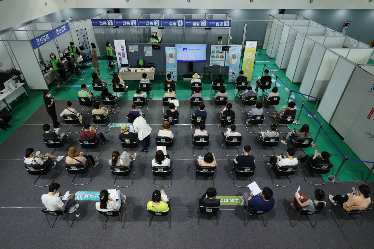 4일 오후 서울 서대문구 북아현문화체육센터에 마련된 코로나19 예방접종센터에서 백신 접종을 마친 시민들이 이상반응 모니터링을 위해 기다리고 있다. 연합뉴스