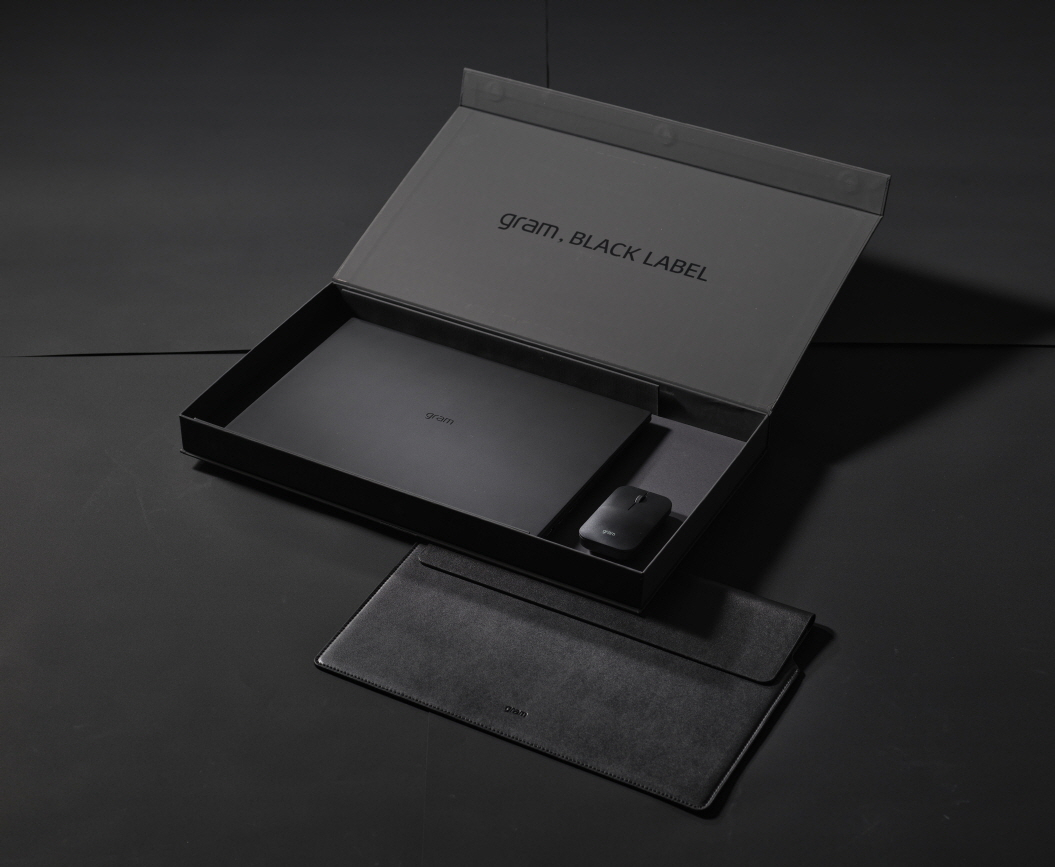 LG전자가 초경량 노트북 브랜드 ‘LG그램(gram)’의 한정판 제품인 ‘LG그램 블랙 라벨(Black label)’을 출시한다. 사진은 LG그램 블랙라벨. [LG전자 제공]