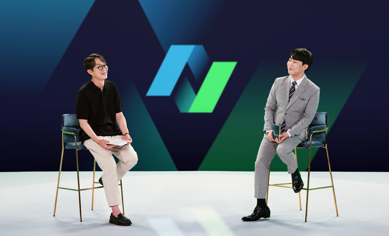 이정헌 넥슨 대표(왼쪽)는 5일 온라인으로 진행한 미디어 쇼케이스에서 신규 개발 프로젝트와 경영 목표를 발표하며 “올 하반기부터 내년까지 1000명 이상을 신규로 채용하겠다”고 밝혔다. 사진은 이정헌 대표와 성승헌 캐스터가 대화하고 있는 모습. [넥슨 제공]