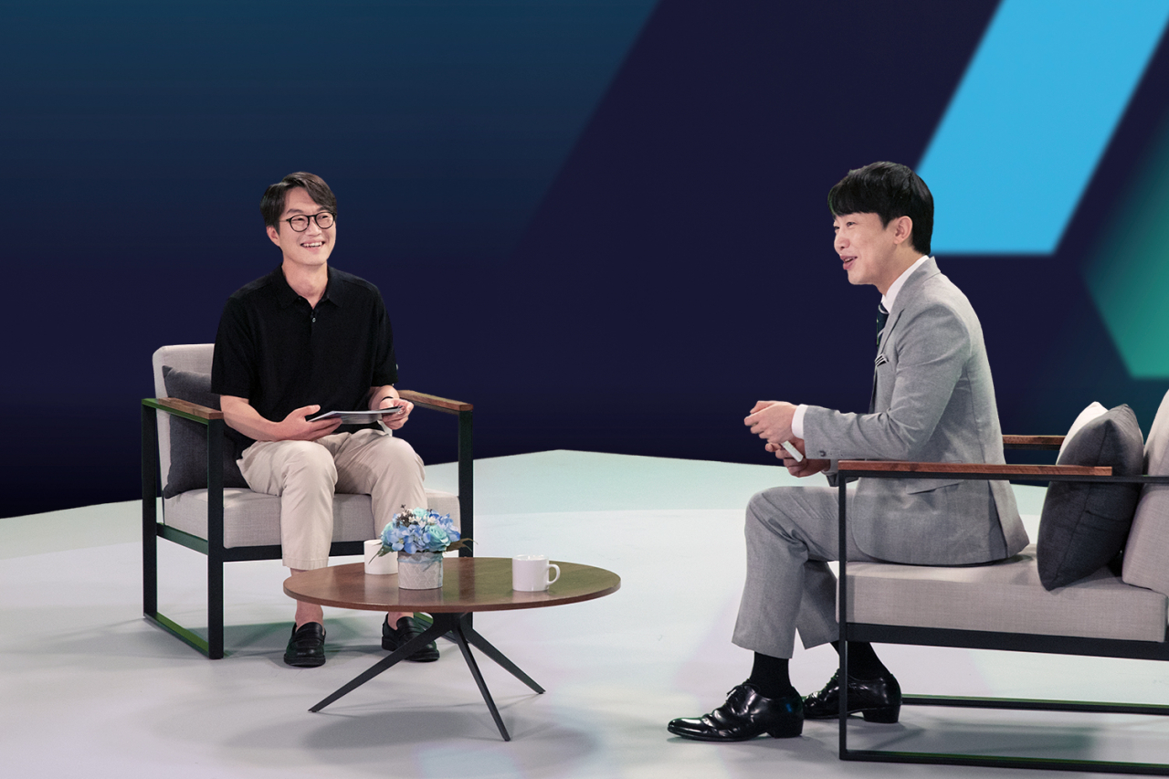 이정헌 넥슨 대표(왼쪽)는 5일 온라인으로 진행한 미디어 쇼케이스에서 서브 브랜드 ‘프로젝트 얼리스테이지’를 공개했다. 얼리스테이지 단계의 게임을 시장에 빠르게 선보이고, 유저들과의 적극적인 소통을 반영해 게임을 함께 만들어 나가겠다는 구상이다. 사진은 이정헌 대표(왼쪽)와 성승헌 캐스터가 대화하고 있는 모습. [넥슨 제공]