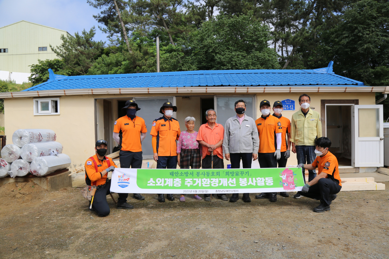 지난 6월 태안읍 삭선리 한 주택에서 진행된 ‘희망家꾸기’ 동호회원들의 주거환경 개선 봉사활동 현장을 찾은 가세로 태안군수(뒷줄 5번째)가 소방공무원들을 격려하고 기념촬영을 하고 있다.