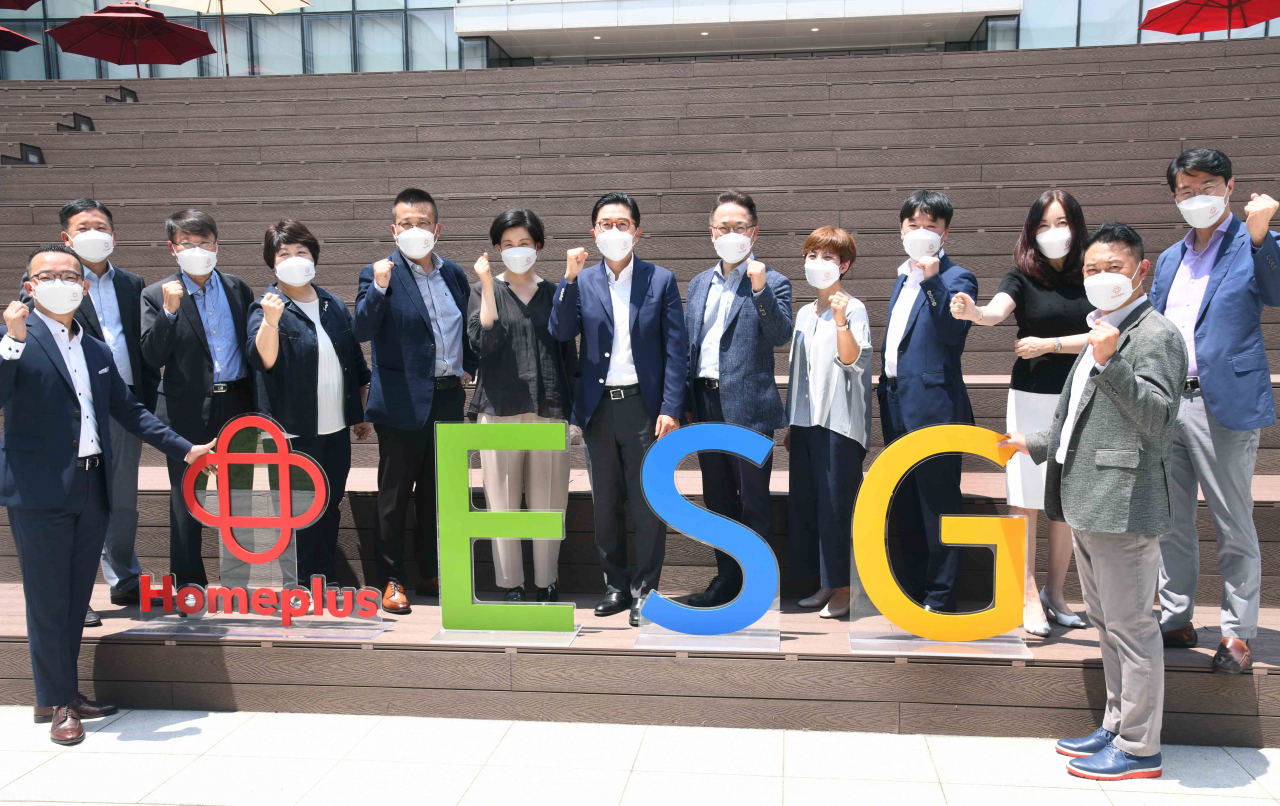 ‘홈플러스 ESG 위원회’ 구성원들이 5일 서울 등촌동 소재 홈플러스 본사 중앙정원에서 ‘홈플러스 ESG 위원회’ 출범 기념 촬영을 진행하고 있다. [홈플러스 제공]