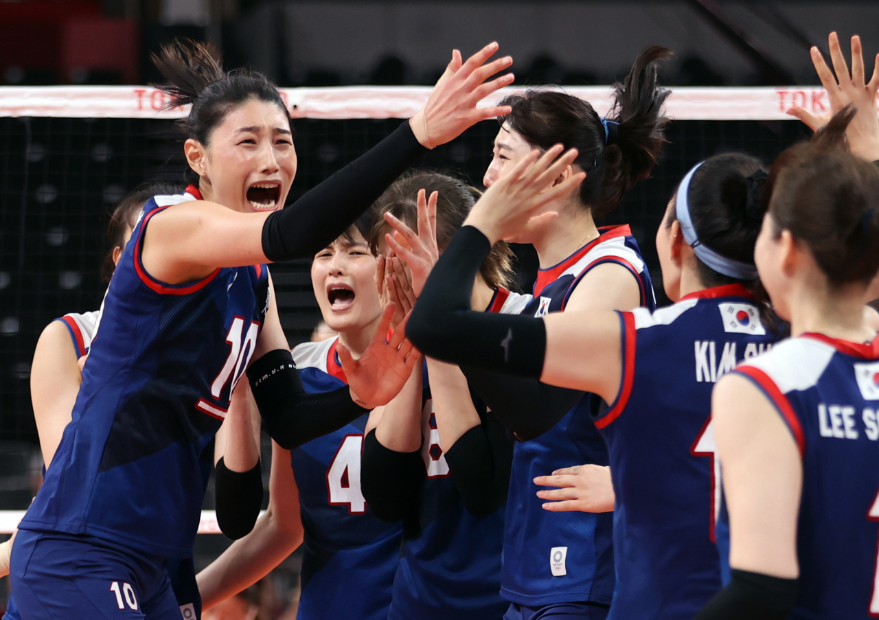 김연경이 4일 도쿄올림픽 여자 배구 8강 터키전서 마지막 공격을 성공시켜 4강 진출에 성공한 뒤 동료 선수들이 환호하고 있다. 연합뉴스