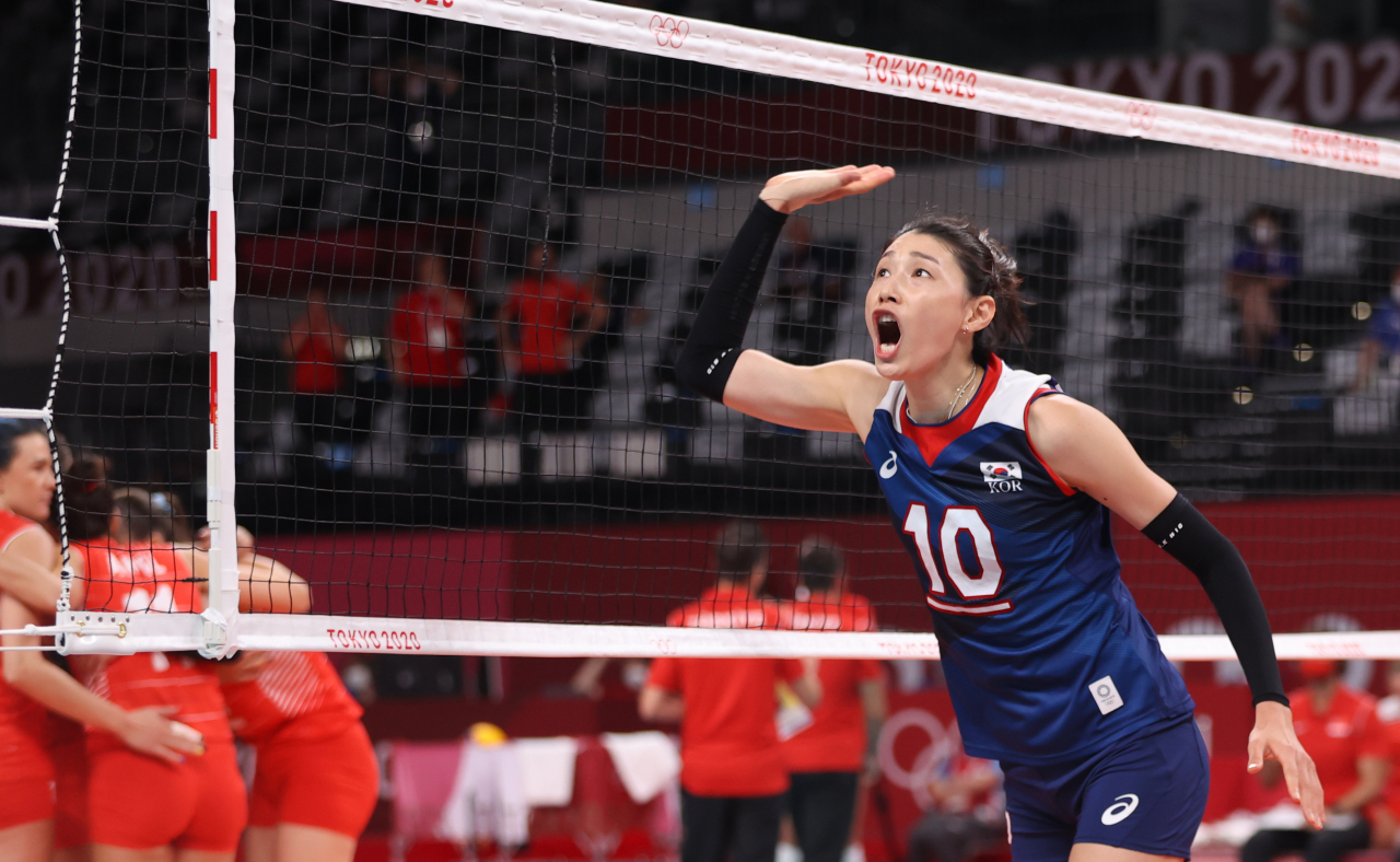 김연경이 4일 올림픽 여자 배구 8강 터키전서 심판 판정에 강하게 항의하고 있다. 연합뉴스