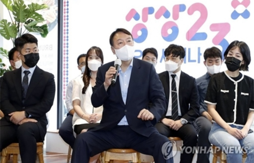윤석열 전 검찰총장이 지난 1일 서울 여의도 하우스카페에서 열린 청년 싱크탱크 ‘상상23 오픈 세미나’에서 발언하고 있다. [연합]