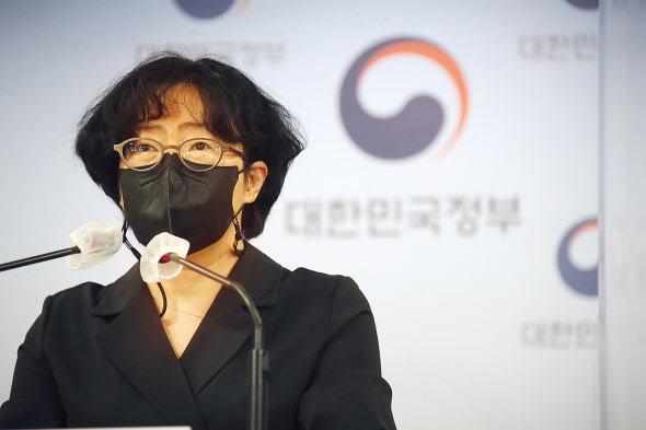 윤순진 2050 탄소중립위원회 민간위원장이 5일 정부서울청사 브리핑실에서 탄소중립 실현 방향을 담은 ‘2050 탄소중립 시나리오 초안’을 공개하고 대국민 의견수립을 진행한다고 발표하고 있다. [연합]