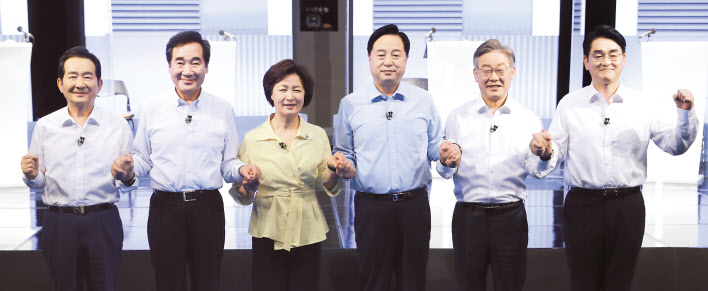 지난 4일 오후 서울 마포구 상암동 YTN미디어센터에서 열린 더불어민주당 대선 예비후보 토론회를 앞두고 정세균(왼쪽부터), 이낙연, 추미애, 김두관, 이재명, 박용진 후보가 기념촬영을 하고 있다. [연합]