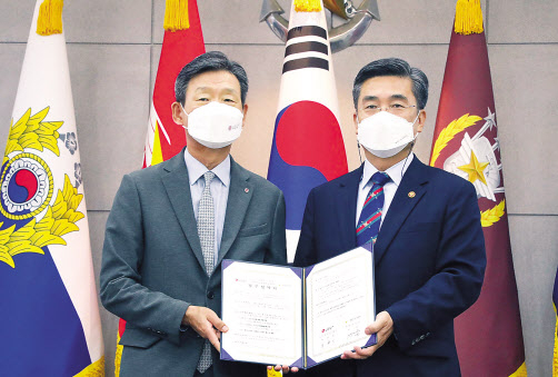 5일 서울 용산구 국방부에서 열린 ‘초등 군인 자녀 교육 지원을 위한 업무협약’에 참석한 황현식(왼쪽) LG유플러스 사장과 서욱 국방부 장관이 기념 촬영을 하고 있다. [LG유플러스 제공]