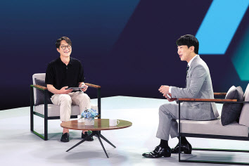 이정헌 넥슨 대표(왼쪽)는 5일 온라인으로 진행한 미디어 쇼케이스에서 신규 개발 프로젝트와 경영 목표를 발표하며 “올 하반기부터 내년까지 1000명 이상을 신규로 채용하겠다”고 밝혔다. 사진은 이정헌 대표와 성승헌 캐스터가 대화하고 있는 모습. [넥슨 제공]