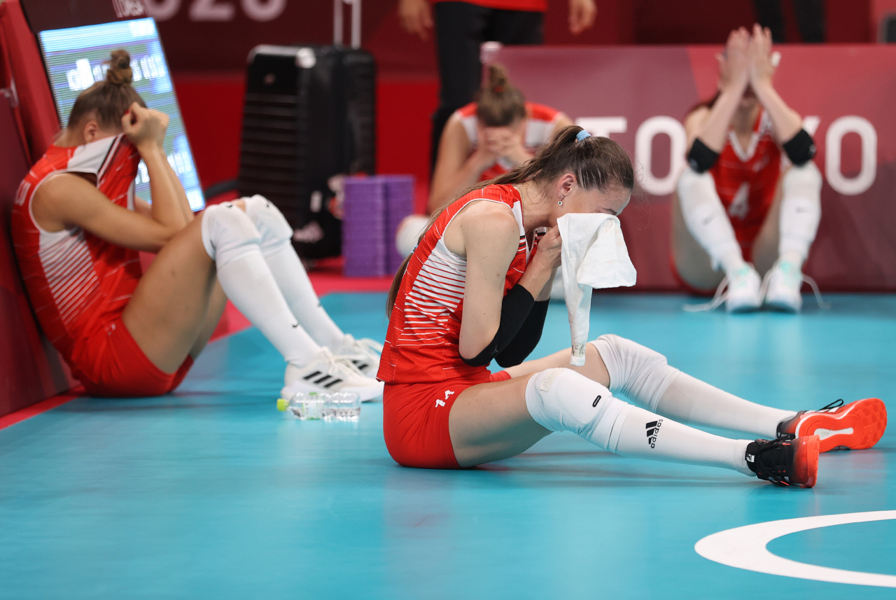 4일 일본 아리아케 아레나에서 열린 도쿄올림픽 여자 배구 8강 한국과 터키의 경기에서 한국에게 진 터키대표팀 선수들이 아쉬워하고 있다. [연합]