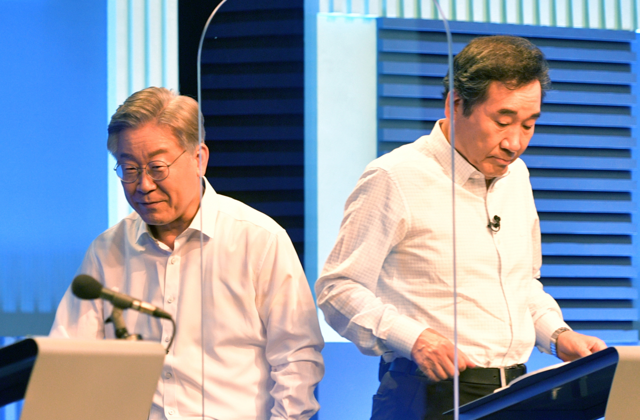 지난 4일 오후 서울 마포구 상암동 YTN미디어센터에서 열린 더불어민주당 대선 예비후보 토론회를 앞두고 이재명 후보가 이낙연 후보 옆을 지나고 있다. [연합]