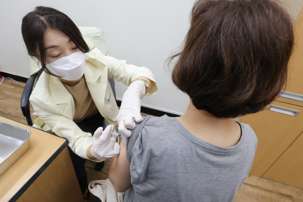 5일 서울시 동작구 보건소에서 백신 미접종 60&sim;74세 어르신들이 백신 접종을 받고 있다. [연합]