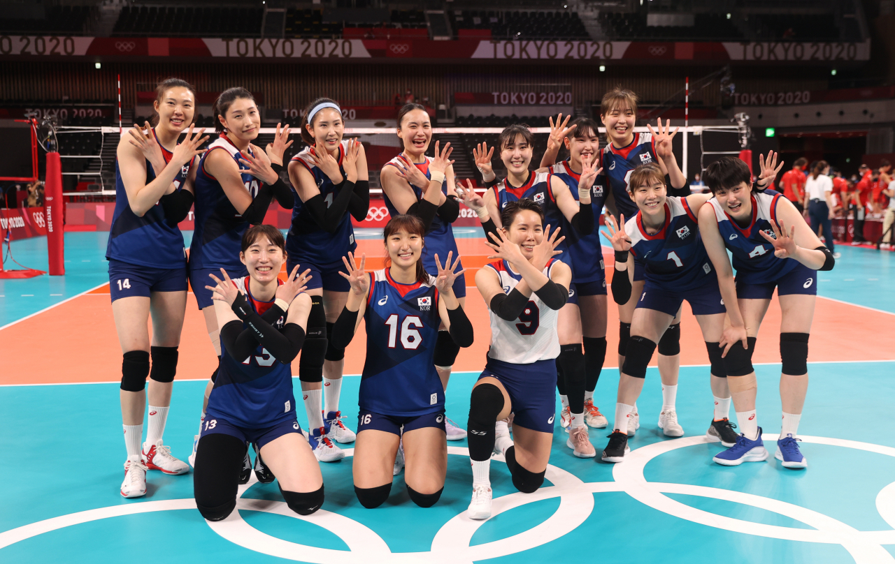 4일 일본 아리아케 아레나에서 열린 도쿄올림픽 여자 배구 8강 한국과 터키의 경기에서 승리, 4강 진출에 성공한 한국의 김연경 등 선수들이 손가락 네개를 펴보이며 즐거워하고 있다. 연합뉴스