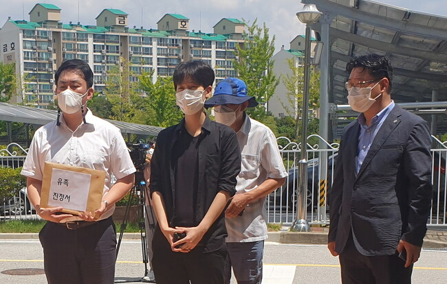 광주 학동4구역 재개발 구역 건물 붕괴사고로 가족을 잃은 유족들이 5일 광주경찰청에 엄정한 수사를 촉구하는 진정서를 제출하는 심경을 밝히고 있다.