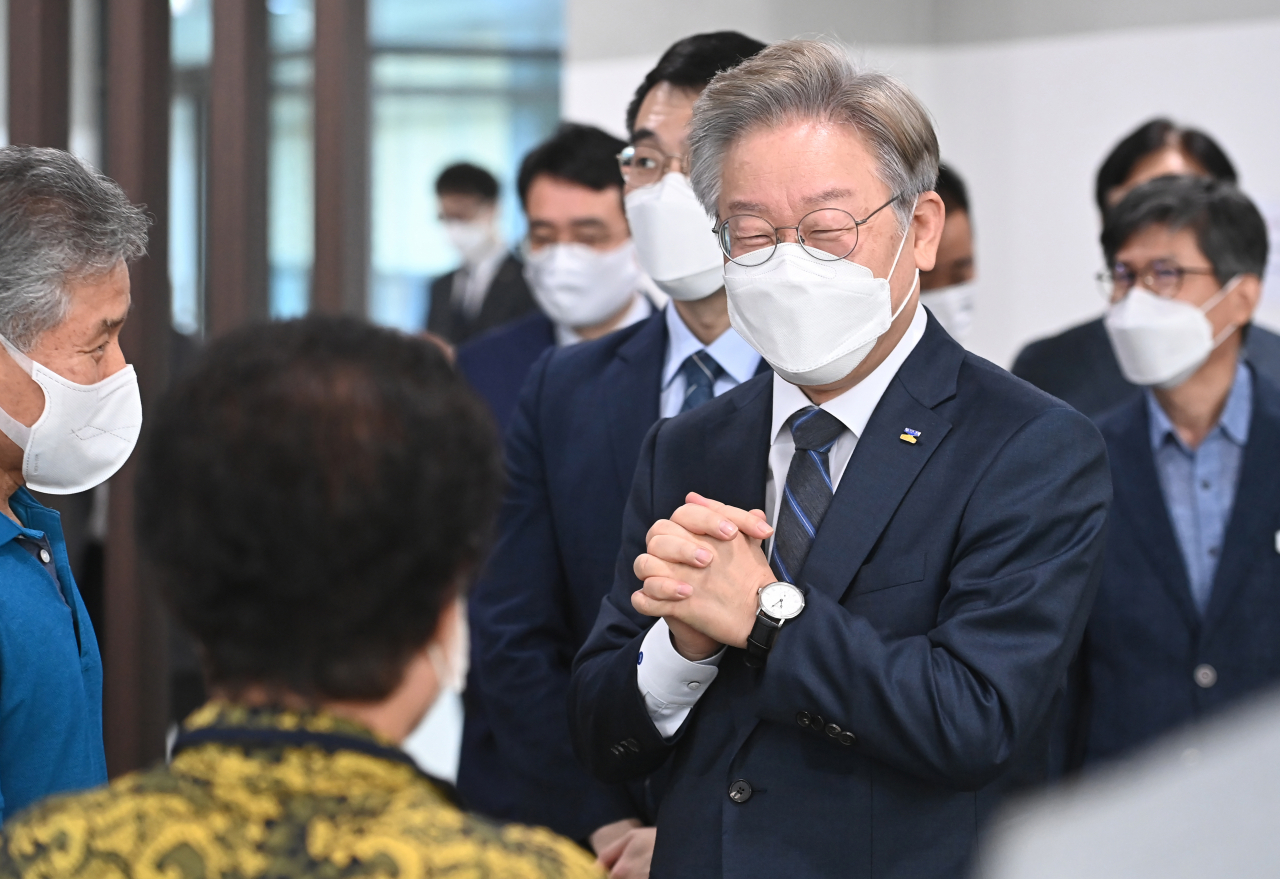 이재명 더불어민주당 대선 경선후보가 5일 오후 경기도 수원시 광교원천 행복주택 현장을 찾아 입주민들과 인사를 나누고 있다. [연합]
