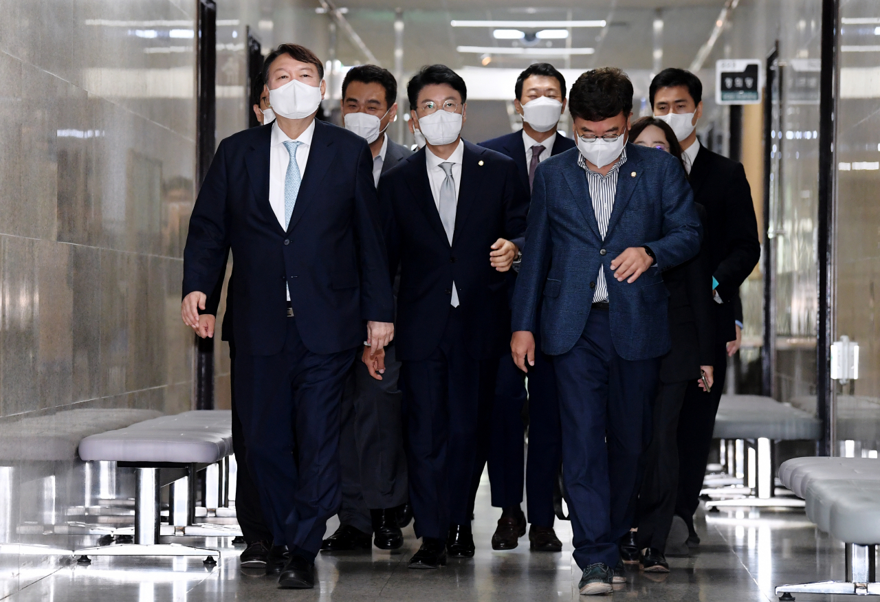 국민의힘에 입당한 윤석열 대선 예비후보가 2일 오전 서울 여의도 국회에서 이준석 당 대표와 김기현 원내대표 및 최고위원들을 예방하기 위해 회의실로 이동하고 있다 . [연합]