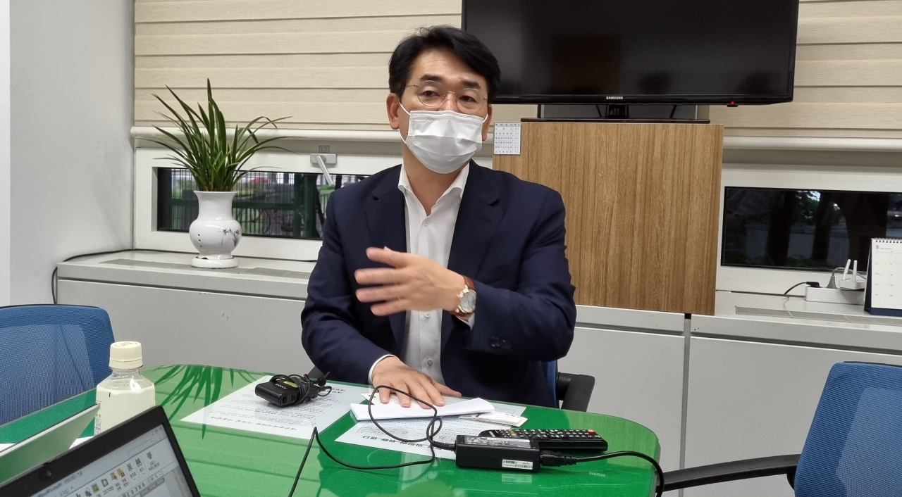 더불어민주당 대권주자인 박용진 의원이 5일 대전시의회에서 기자간담회를 하고 있다. [연합]