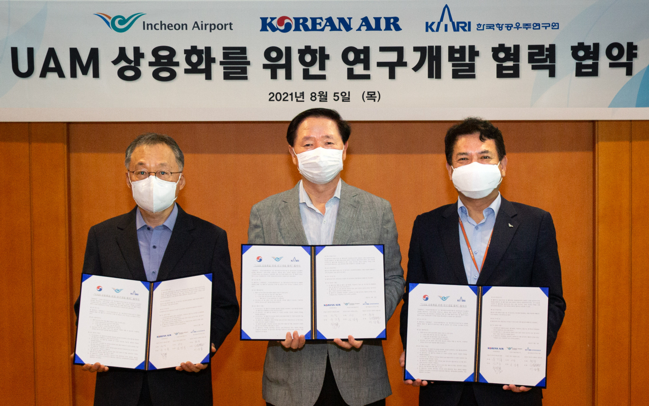 5일 오후 서울시 강서구 대한항공 본사에서 대한항공, 인천국제공항공사, 한국항공우주연구원 간 'UAM 상용화를 위한 연구개발 협력 협약(MOU)'을 체결했다. 왼쪽부터 이상률 한국항공우주연구원 원장, 우기홍 대한항공 사장, 김경욱 인천국제공항공사 사장이 기념촬영을 하고있다. [대한항공 제공]
