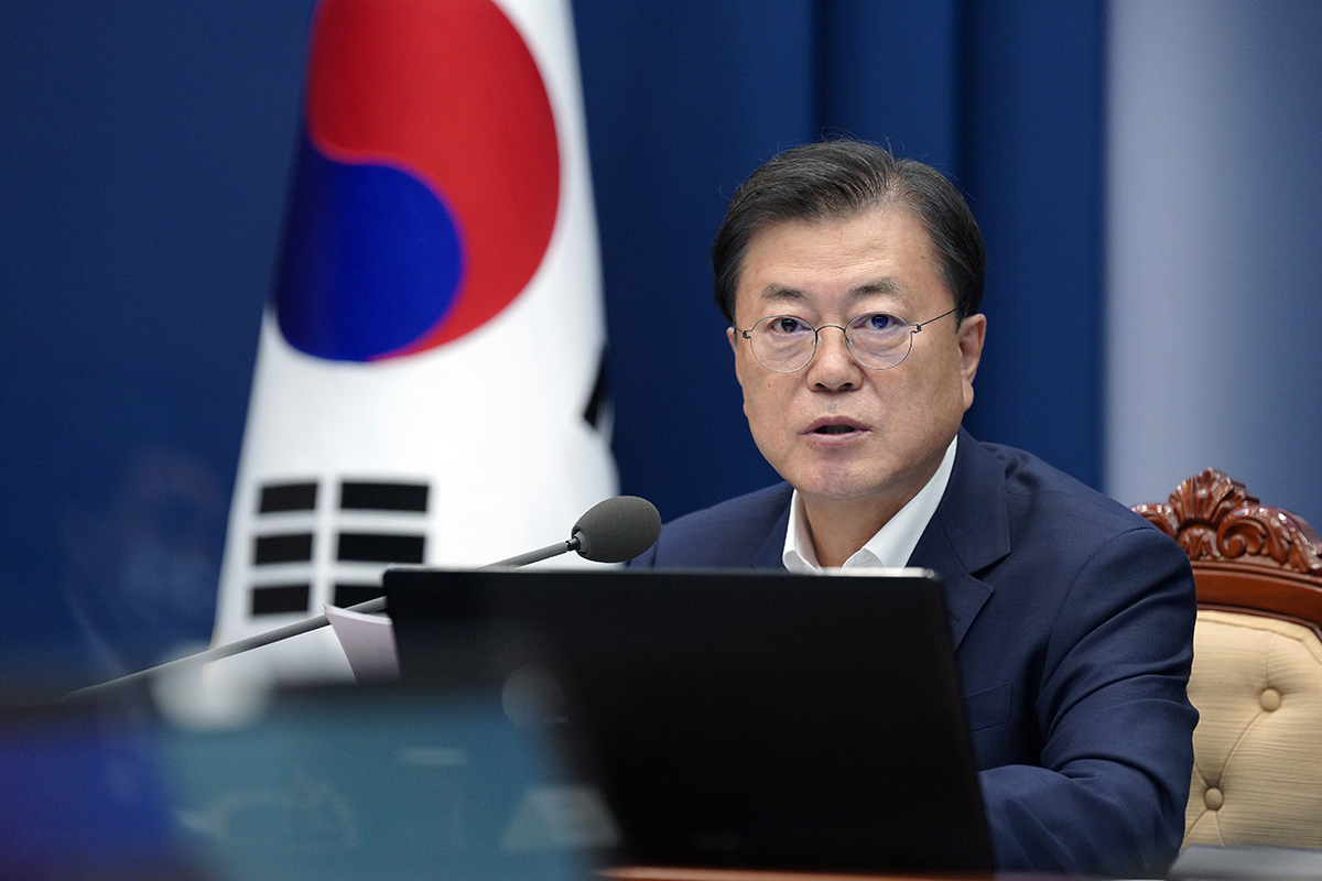 President Moon Jae-in presides over a strategy meeting of a new government-private committee for the nation's vaccine hub vision at Cheong Wa Dae on Thursday. (Cheong Wa Dae)
