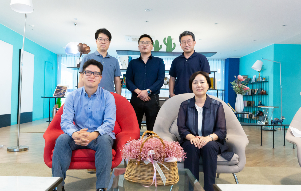 [연구진사진] (좌측상단부터 시계방향) 이주영 교수, 심재겸 연구원, 권오상 교수, 손경아 교수, 고성안 교수