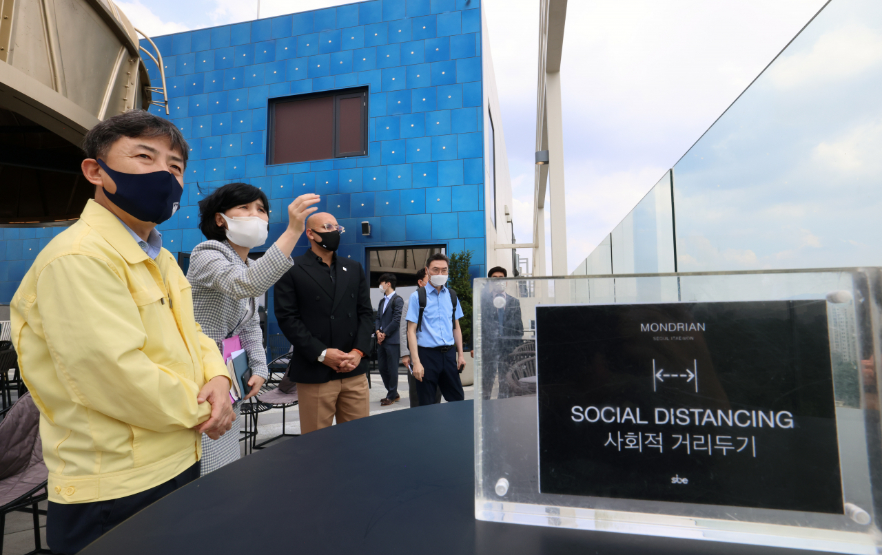 김정배 문화체육관광부 제2차관이 5일 서울 용산구 호텔 몬드리안 서울 이태원을 방문해 코로나19 방역 현장을 점검하고 있다. 민이든 관이든 걱정스런 표정이 역력하다.