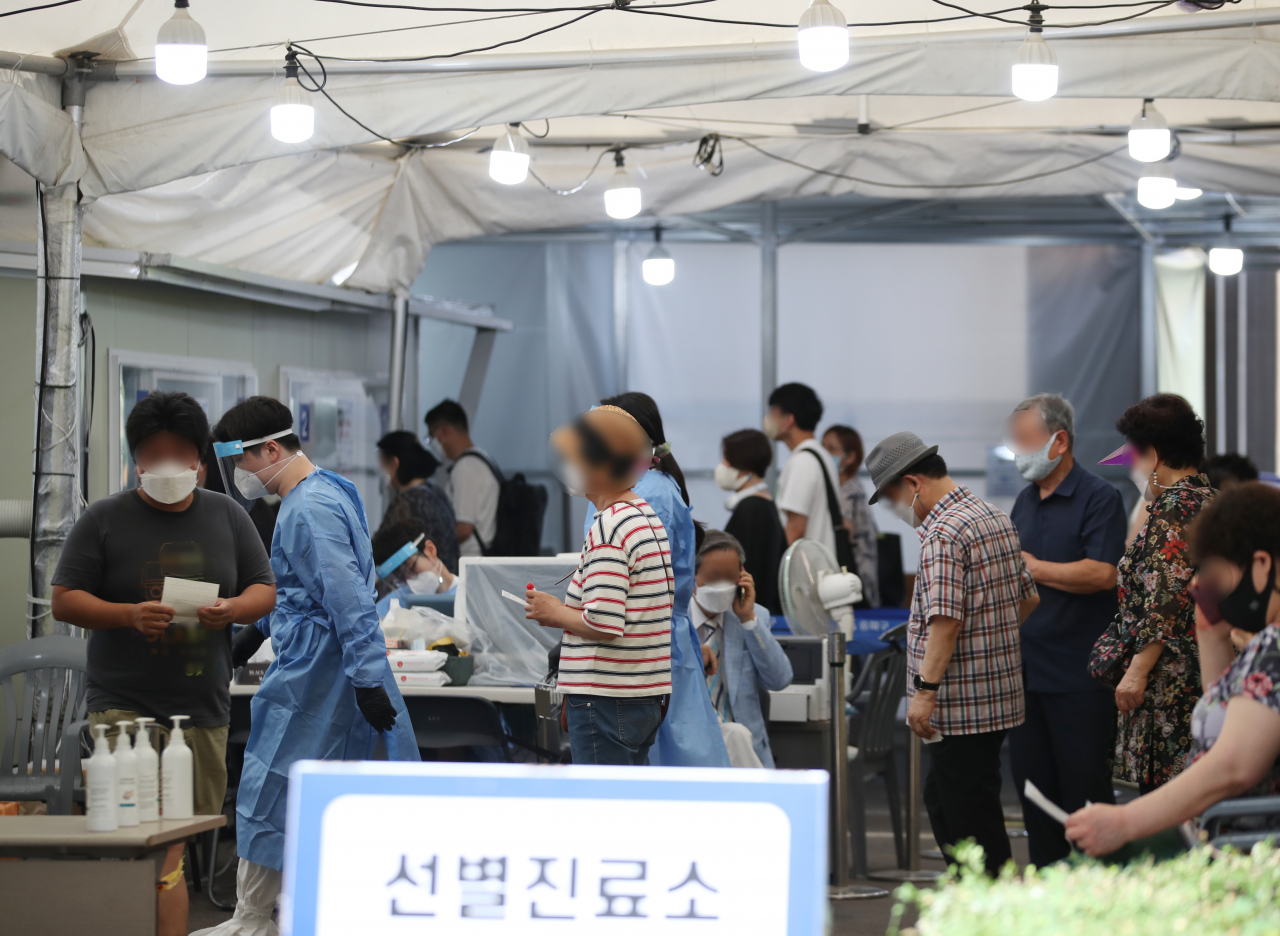 국내 신종 코로나바이러스 감염증(코로나19) 신규 확진자가 1776명 늘어나 한달째 네자리를 기록한 5일 서울 송파구 보건소 선별진료소에서 시민들이 검사를 기다리고 있다. [연합]