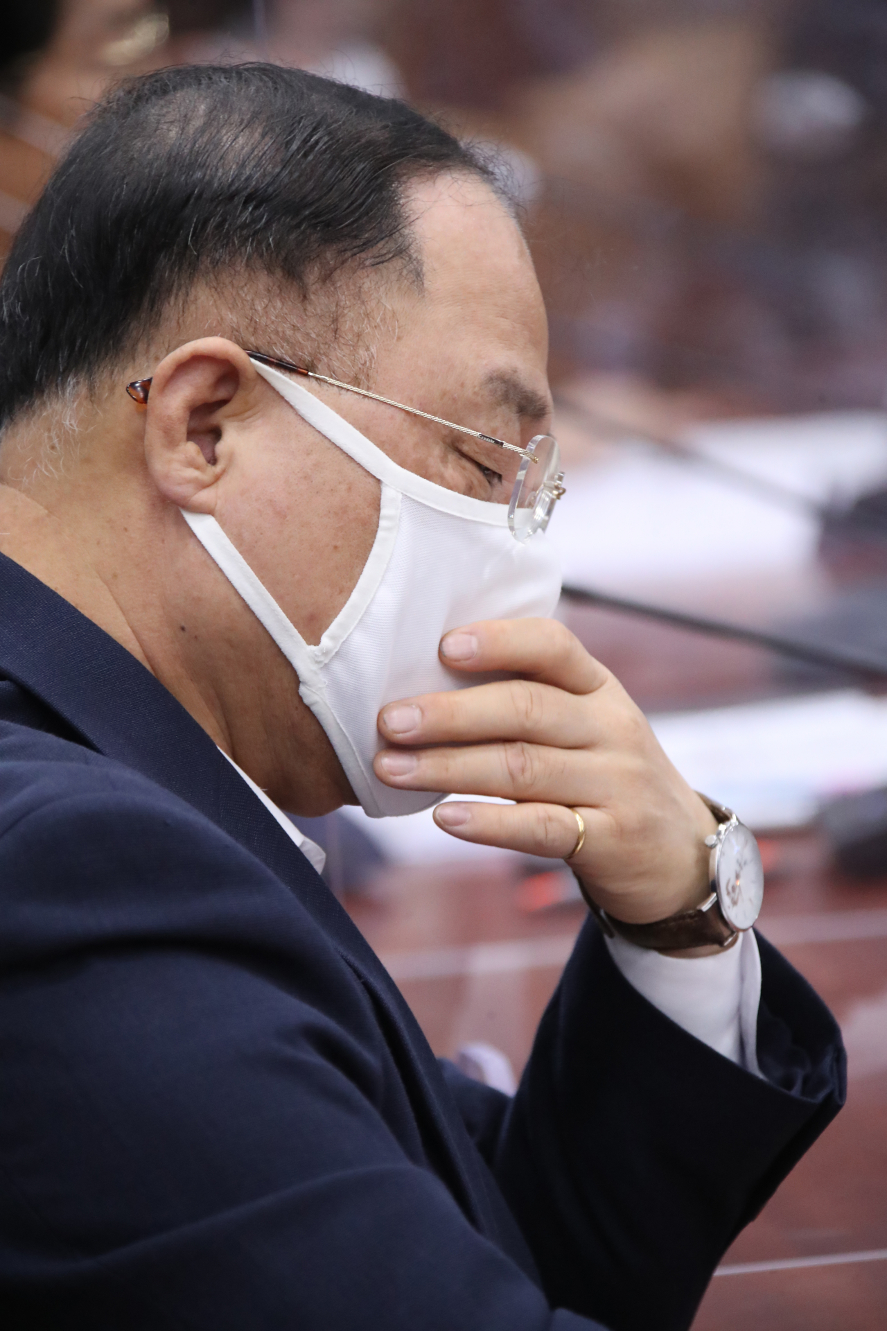 홍남기 경제부총리 겸 기획재정부 장관이 5일 정부서울청사에서 열린 국정현안점검조정회의에 참석해 있다. [연합]