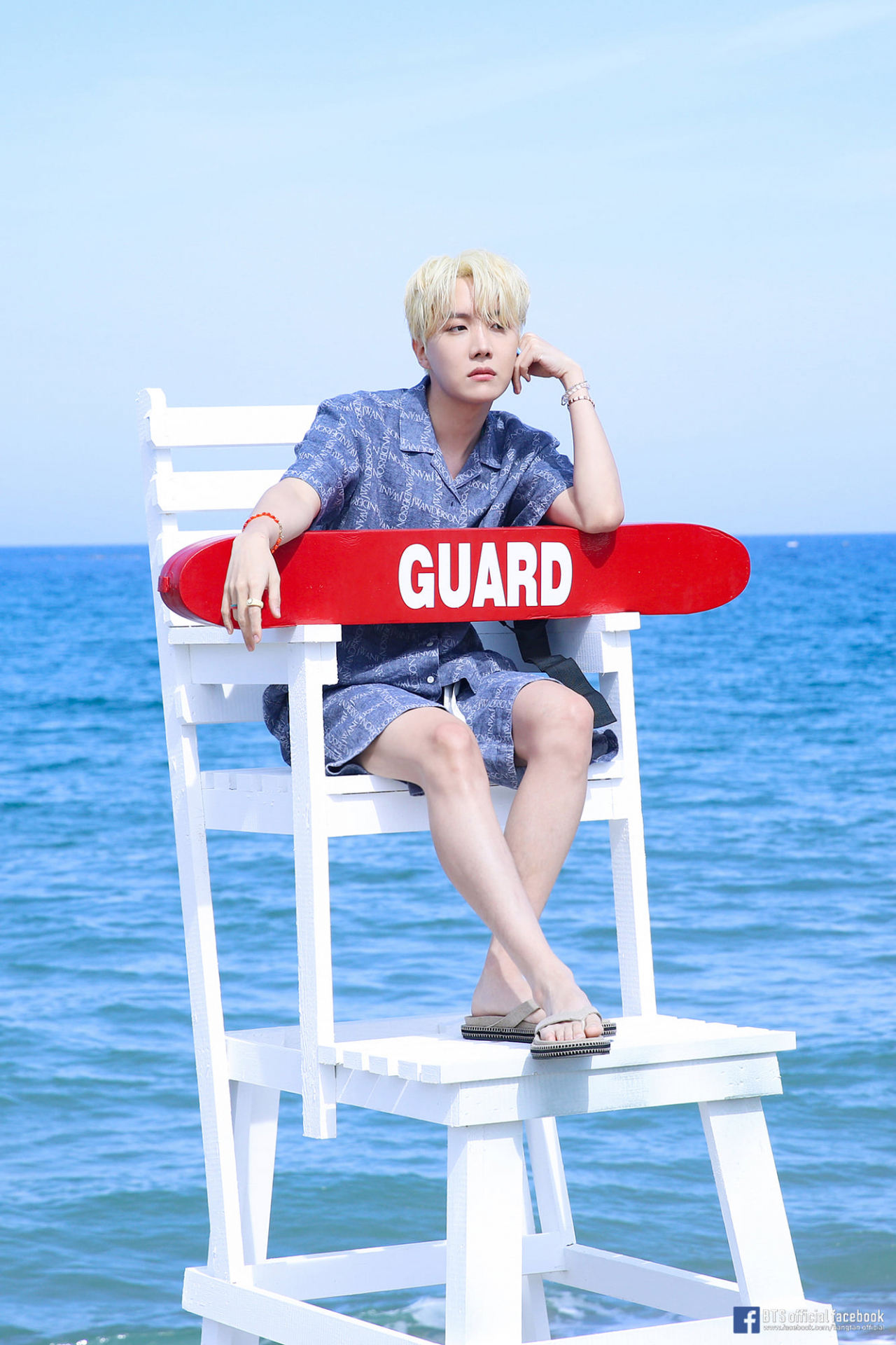 방탄소년단(BTS)의 만능 아티스트 제이홉이 맹방해변에 설치된 족구심판대에 앉아있다. 이 심판대는 족구장 옆에 놓여있긴 했지만, 수상안전요원의 감시망루 역할도 하는 시설물이다. [출처:BTS 페이스북]