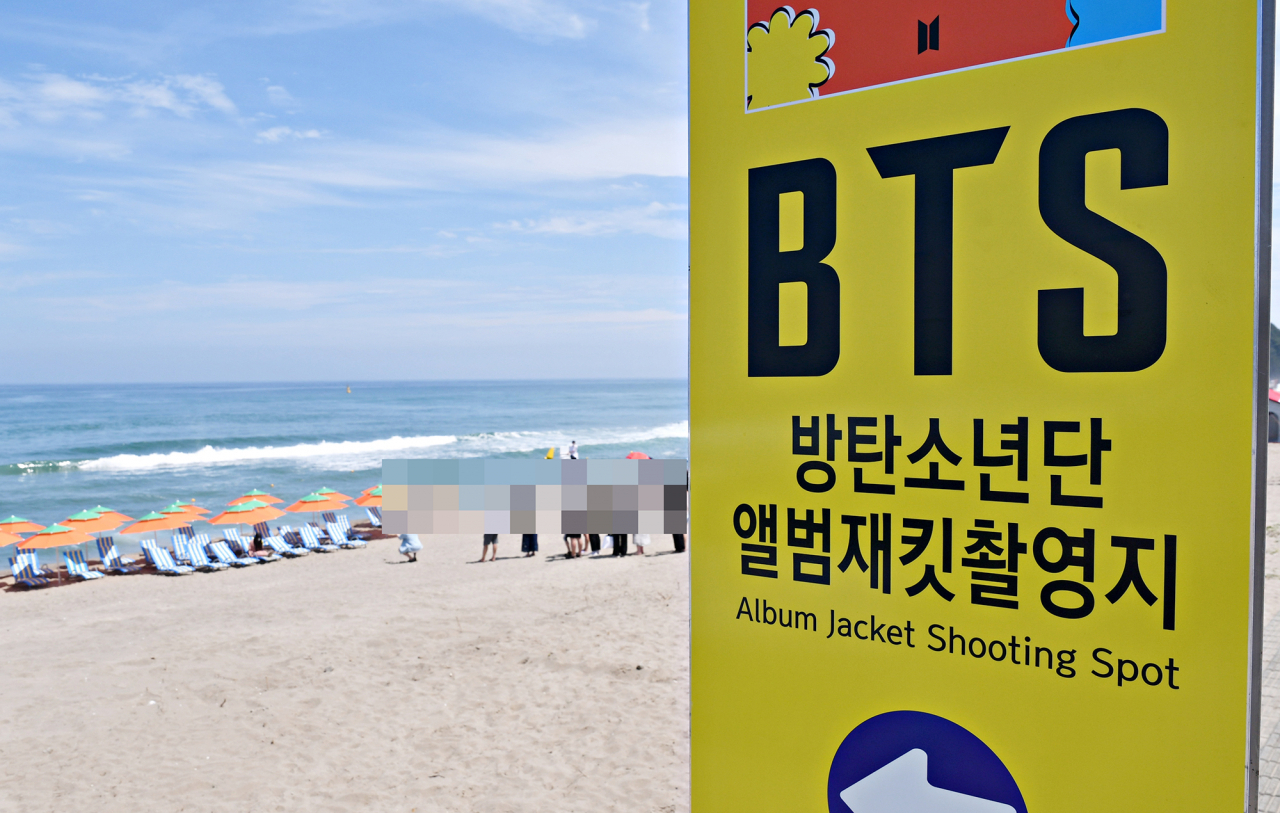 강원 삼척시가 그룹 방탄소년단(BTS) '버터' 앨범 재킷 촬영 소품들을 재현한 맹방해변의 포토존에 관광객이 이어지면서 지역 내 10개 해수욕장의 방문객도 급증하고 있다고 5일 밝혔다. 사진은 맹방해변의 BTS 앨범 재킷 촬영지. 연합뉴스
