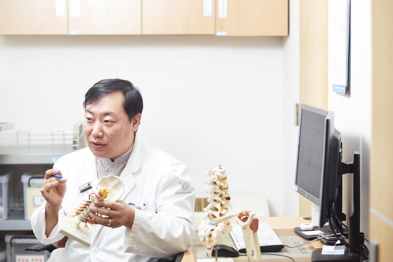허리디스크에 있어 가장 기본적이면서도 많이 권고되는 치료법은 운동입니다. 운동치료는 표층, 심층근육의 유연성과 근력을 향상시키고, 정교한 조화운동 조절능력을 활성화하여 통증감소와 운동기능 회복을 도모합니다.