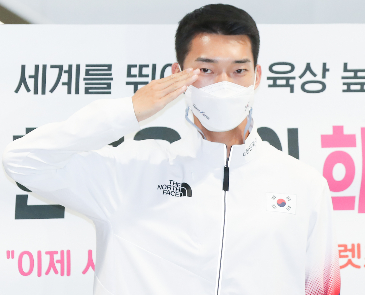 남자 높이뛰기에서 2m35로 한국신기록을 세우며 4위를 차지한 우상혁. 연합뉴스
