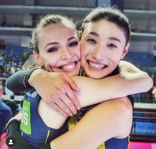 한국 대표팀 주장 김연경과 터키 대표팀 주장 에다 에르뎀이 과거 터키서 활약하던 시절 함께 찍은 사진. [에르뎀 SNS]