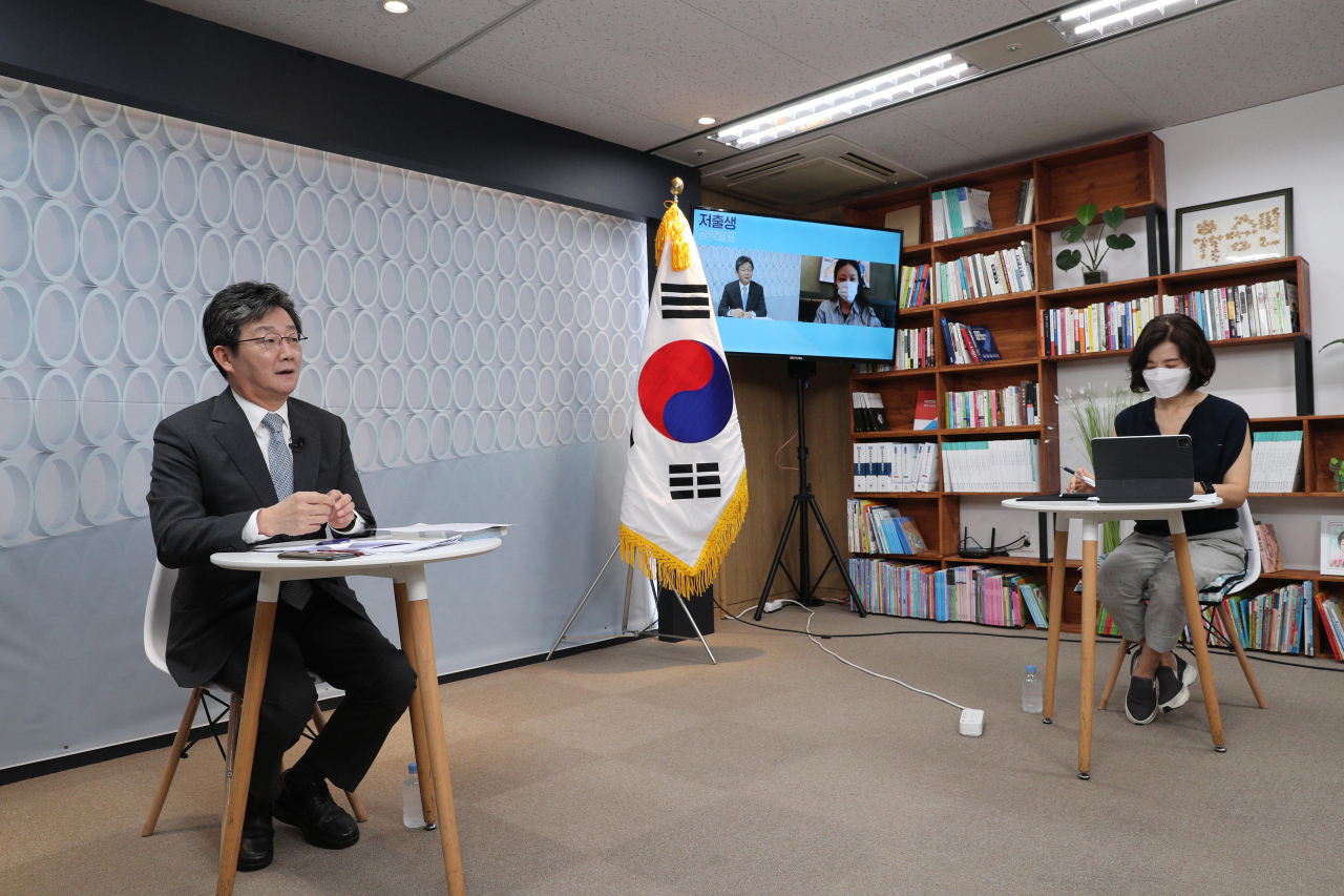 국민의힘 유승민 대선 예비후보가 5일 오전 서울 여의도 선거캠프에서 비대면 ‘정책발표 및 온라인 간담회’를 하고 있다. [연합]