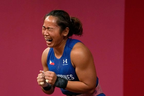 필리핀의 역도선수 하이딜린 디아스가 금메달을 딴 뒤 환호하고 있다. [AP]