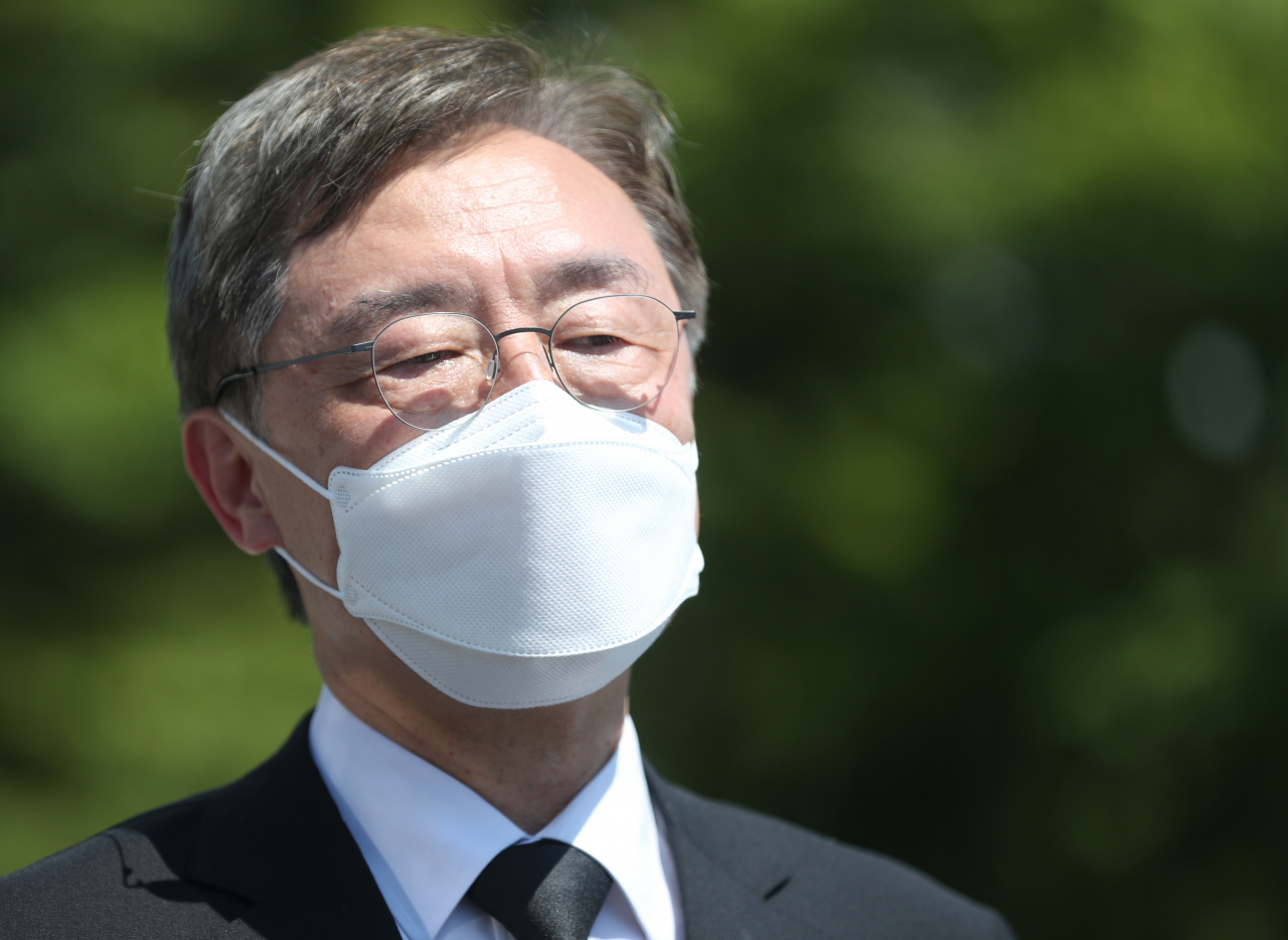 국민의힘 대권주자인 최재형 전 감사원장이 지난 5일 오후 경남 창원시 마산회원구 국립 3·15 민주 묘지 참배 후 취재진 질문에 답하고 있다. [연합]