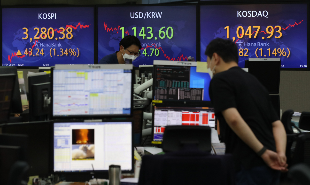 코스피가 1% 넘게 상승하며 3,280선에 안착한 4일 오후 서울 중구 하나은행 딜링룸에서 직원들이 업무를 보고 있다. [연합]