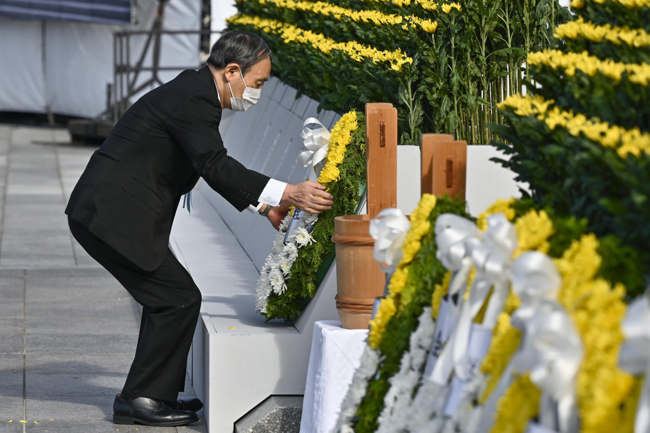 스가 요시히데(菅義偉) 일본 총리가 6일(현지시간) 히로시마 평화공원에서 열린 원자폭탄 투하 희생자 추도식에서 헌화하고 있다. [AP]
