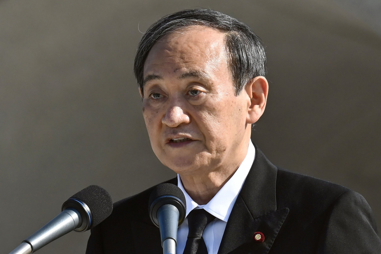 스가 요시히데(菅義偉) 일본 총리가 6일(현지시간) 히로시마 평화공원에서 열린 원자폭탄 투하 희생자 추도식에서 연설하고 있다. [AP]