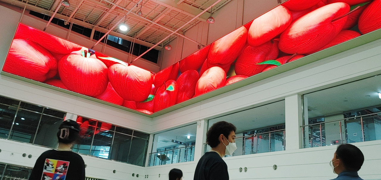 LG전자가 강원도 속초에 위치한 복합쇼핑몰 '속초 센텀마크'에 설치한 대형 LED 전광판 모습.[LG전자 제공]