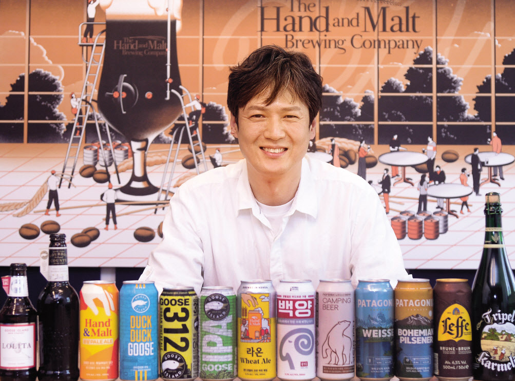 ‘수제맥주의 대부’로 불리는 윤정훈 오비맥주 C&S 이사는 또 다른 ‘도전’을 하고 있다. 수제맥주의 경험과 노하우를 글로벌 맥주회사 시스템에 접목하고 있는 ‘고단한’(?) 길이다. 윤 이사는 그러나 “새로운 도전을 할 때가 가장 행복하다”고 말한다. 이상섭 기자
