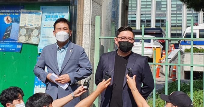 최승재(왼쪽) 국민의힘 의원과 김기홍 코로나19 대응 전국자영업자비상대책위원회 공동대표가 6일 오전 서울 마포경찰서에 출석하기 전 기자회견을 하고 있다. 김지헌 기자
