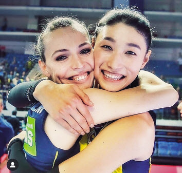 한국 대표팀 주장 김연경과 터키 대표팀 주장 에다 에르뎀이 과거 터키서 활약하던 시절 함께 찍은 사진. [에르뎀 SNS]