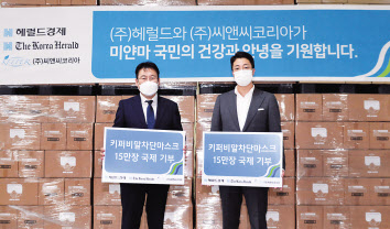 전창협(왼쪽) ㈜헤럴드 대표이사와 황정빈 ㈜씨앤씨코리아 대표이사가 5일 경기도 파주 씨앤씨코리아에서 열린 공동 기부 협약식에서 기념촬영을 하고 있다. 박해묵 기자