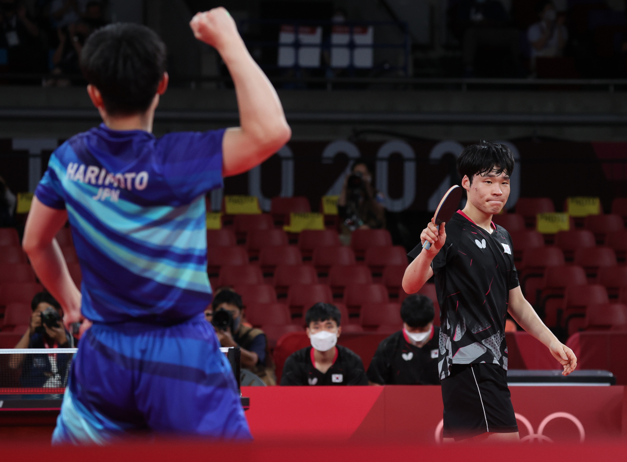 6일 일본 도쿄체육관에서 열린 도쿄올림픽 탁구 남자 단체전 한국과 일본의 동메달 결정전. 두번째 단식에 출전한 장우진이 하리모토 토모카즈 상대로 경기에 진 뒤 아쉬워하고 있다. [연합]
