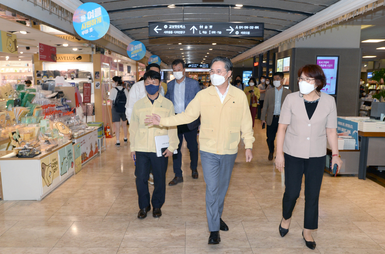 박진규(가운데) 산업통상자원부 제1차관이 6일 서울 종로구 교보문고 광화문점을 방문, 방역 상황을 점검하고 있다. [산업통상자원부 제공]